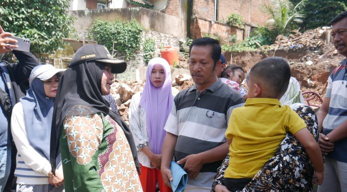 Eva Dwiana Tinjau Korban Longsor Bandar Lampung