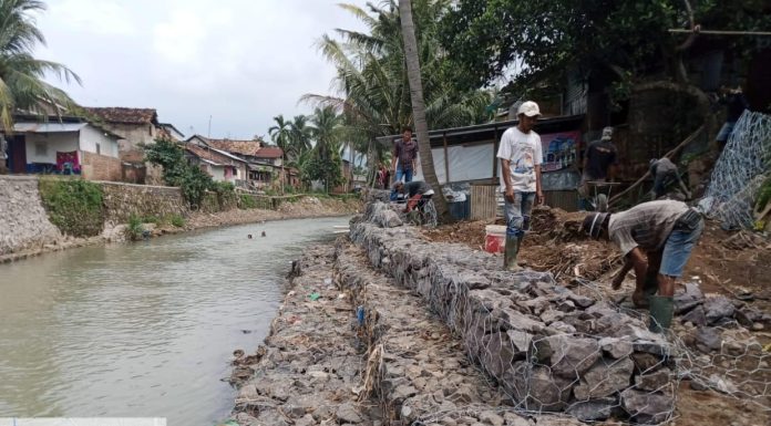 Satgas Penertiban Bangunan Pemkot Bandar Lampung Temukan Rumah Berdiri di atas Saluran Air