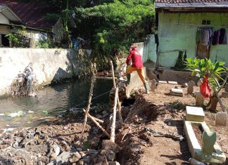 Satgas Penertiban Bangunan Pemkot Bandar Lampung Tertibkan Bangunan di atas Aliran Sungai