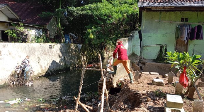 Satgas Penertiban Bangunan Pemkot Bandar Lampung Tertibkan Bangunan di atas Aliran Sungai