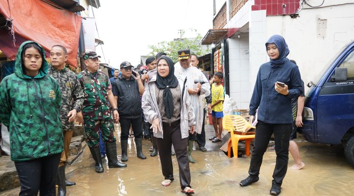 Walikota Bandar Lampung Eva Dwiana Meninjau Lokasi Terdampak Banjir di Kecamatan Panjang