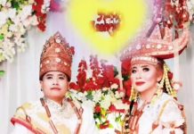 Heboh! Pasangan LGBT ini Pakai Busana Adat Lampung untuk Rayakan Anniversary
