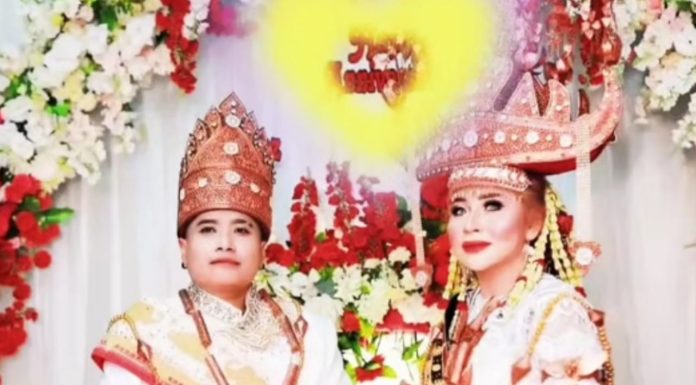 Heboh! Pasangan LGBT ini Pakai Busana Adat Lampung untuk Rayakan Anniversary