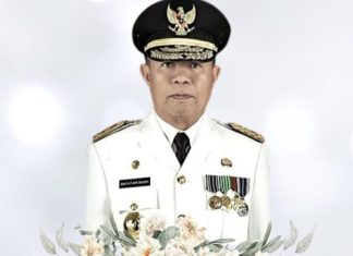 Tokoh Kharismatik Lampung, H. Bachtiar Basri, Tutup Usia: Warisan Keteladanan Seorang Negarawan Bandar Lampung, 15 Mei 2025 — Provinsi Lampung berduka. H. Bachtiar Basri, tokoh panutan dan pemimpin berdedikasi tinggi, berpulang ke rahmatullah pada Kamis sore, 15 Mei 2025, pukul 15.46 WIB di RSUD Abdul Moeloek, Bandar Lampung. Ia menghembuskan napas terakhir dalam perawatan intensif akibat serangan jantung. Kabar duka ini dikonfirmasi langsung oleh Wakil Direktur Keperawatan, Pelayanan, dan Penunjang Medik RSUD Abdul Moeloek, Imam Ghozali. “Almarhum telah mendapatkan perawatan maksimal dari tim medis. Namun takdir berkata lain,” ujar Imam dalam keterangan resmi kepada media. H. Bachtiar Basri dikenal luas sebagai sosok pemimpin yang rendah hati, santun, dan visioner. Karier politiknya dimulai dari bawah hingga dipercaya menduduki posisi strategis sebagai Bupati Tulang Bawang Barat dan kemudian menjadi Wakil Gubernur Lampung periode 2014–2019, mendampingi Gubernur M. Ridho Ficardo. Dalam kepemimpinannya, Bachtiar dikenal piawai menjembatani aspirasi rakyat dan menjadikan pembangunan berbasis masyarakat sebagai landasan utama kebijakan. Di masa jabatan, ia turut mendorong akselerasi infrastruktur, pembangunan kawasan terpencil, serta penguatan sektor pendidikan dan kesehatan. Meski tidak lagi aktif di pemerintahan, peran dan pengaruh almarhum tetap kuat terasa. Pada Pemilihan Kepala Daerah (Pilkada) 2024 lalu, Bachtiar Basri tampil sebagai tokoh penyejuk yang mendorong partisipasi politik generasi muda. Ia dikenal aktif membina calon pemimpin muda dan menjadi panutan lintas generasi. “Beliau adalah contoh ideal seorang pemimpin: bijak, bersahaja, dan penuh empati,” ungkap Noverisman Subing, tokoh senior Lampung yang turut menyampaikan duka mendalam. “Kehilangan ini bukan hanya bagi keluarga, tapi juga bagi masyarakat Lampung.” Ribuan ucapan belasungkawa membanjiri lini masa media sosial, dari tokoh nasional, kepala daerah, hingga warga biasa yang mengenangnya sebagai “Bapak Rakyat” yang selalu dekat dan membumi. Prosesi pemakaman akan digelar Jumat pagi, 16 Mei 2025, di pemakaman keluarga, disertai penghormatan terakhir dari Pemerintah Provinsi Lampung dan para sahabat seperjuangan. “Selamat jalan, Pak Bachtiar. Warisan keteladananmu akan terus menyala di hati rakyat Lampung.”