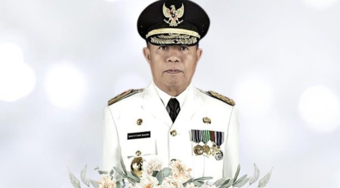 Tokoh Kharismatik Lampung, H. Bachtiar Basri, Tutup Usia: Warisan Keteladanan Seorang Negarawan Bandar Lampung, 15 Mei 2025 — Provinsi Lampung berduka. H. Bachtiar Basri, tokoh panutan dan pemimpin berdedikasi tinggi, berpulang ke rahmatullah pada Kamis sore, 15 Mei 2025, pukul 15.46 WIB di RSUD Abdul Moeloek, Bandar Lampung. Ia menghembuskan napas terakhir dalam perawatan intensif akibat serangan jantung. Kabar duka ini dikonfirmasi langsung oleh Wakil Direktur Keperawatan, Pelayanan, dan Penunjang Medik RSUD Abdul Moeloek, Imam Ghozali. “Almarhum telah mendapatkan perawatan maksimal dari tim medis. Namun takdir berkata lain,” ujar Imam dalam keterangan resmi kepada media. H. Bachtiar Basri dikenal luas sebagai sosok pemimpin yang rendah hati, santun, dan visioner. Karier politiknya dimulai dari bawah hingga dipercaya menduduki posisi strategis sebagai Bupati Tulang Bawang Barat dan kemudian menjadi Wakil Gubernur Lampung periode 2014–2019, mendampingi Gubernur M. Ridho Ficardo. Dalam kepemimpinannya, Bachtiar dikenal piawai menjembatani aspirasi rakyat dan menjadikan pembangunan berbasis masyarakat sebagai landasan utama kebijakan. Di masa jabatan, ia turut mendorong akselerasi infrastruktur, pembangunan kawasan terpencil, serta penguatan sektor pendidikan dan kesehatan. Meski tidak lagi aktif di pemerintahan, peran dan pengaruh almarhum tetap kuat terasa. Pada Pemilihan Kepala Daerah (Pilkada) 2024 lalu, Bachtiar Basri tampil sebagai tokoh penyejuk yang mendorong partisipasi politik generasi muda. Ia dikenal aktif membina calon pemimpin muda dan menjadi panutan lintas generasi. “Beliau adalah contoh ideal seorang pemimpin: bijak, bersahaja, dan penuh empati,” ungkap Noverisman Subing, tokoh senior Lampung yang turut menyampaikan duka mendalam. “Kehilangan ini bukan hanya bagi keluarga, tapi juga bagi masyarakat Lampung.” Ribuan ucapan belasungkawa membanjiri lini masa media sosial, dari tokoh nasional, kepala daerah, hingga warga biasa yang mengenangnya sebagai “Bapak Rakyat” yang selalu dekat dan membumi. Prosesi pemakaman akan digelar Jumat pagi, 16 Mei 2025, di pemakaman keluarga, disertai penghormatan terakhir dari Pemerintah Provinsi Lampung dan para sahabat seperjuangan. “Selamat jalan, Pak Bachtiar. Warisan keteladananmu akan terus menyala di hati rakyat Lampung.”
