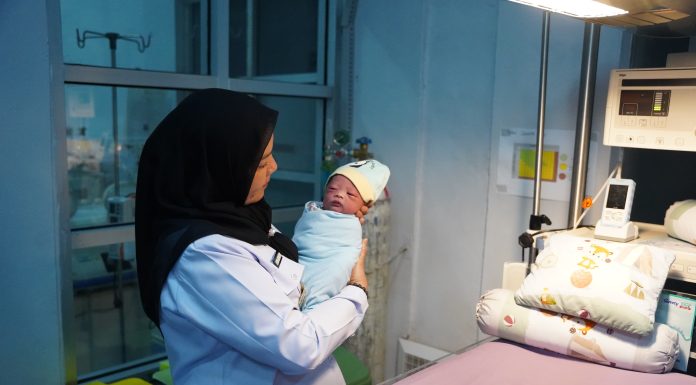 Jenguk Bayi Terlantar, Bunda Eva Doakan Tumbuh Jadi Anak yang Kuat