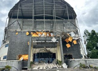 Gedung DPRD Pesawaran Ambruk, Satu Petugas Satpol PP Terluka