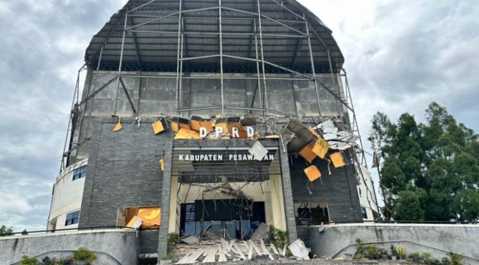 Gedung DPRD Pesawaran Ambruk, Satu Petugas Satpol PP Terluka