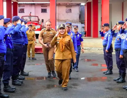 Wali Kota Eva Dwiana Berikan Pengarahan kepada Jajaran Pemadam Kebakaran Bandar Lampung