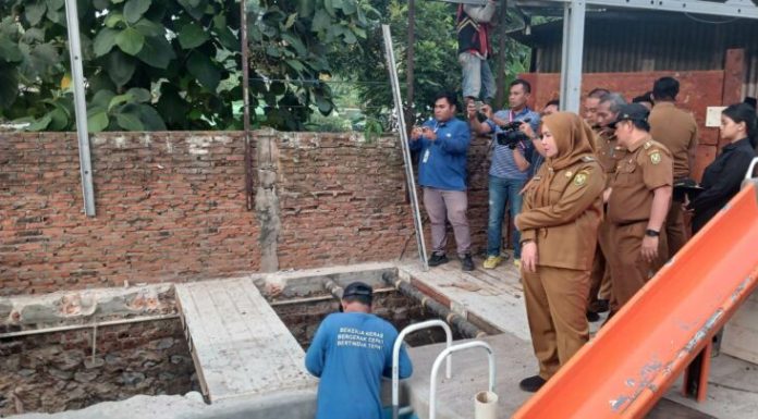 Wali Kota Eva Dwiana Blusukan ke Titik Banjir: Temukan Sumbatan dan Minta Perusahaan Bertanggung Jawab