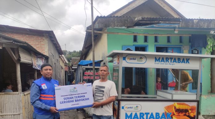 Gerobak Rusak Akibat Banjir, PLN Nusantara Power UP Bandar Lampung bersama DT Peduli Hadirkan Gerobak Usaha Baru
