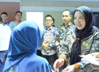 Wali Kota Bandar Lampung Serahkan Bantuan Sosial untuk Korban Bencana Alam