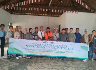 Prodi D3 Produksi Tanaman Perkebunan Polinela Gelar Penyuluhan Pengendalian Hama Penyakit serta Panen dan Pascapanen Kakao di Desa Sungai Langka