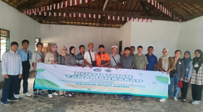 Prodi D3 Produksi Tanaman Perkebunan Polinela Gelar Penyuluhan Pengendalian Hama Penyakit serta Panen dan Pascapanen Kakao di Desa Sungai Langka