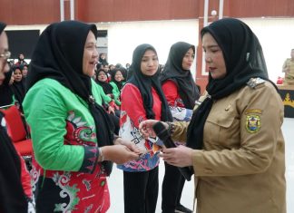 Jelan Lebaran, Eva Dwiana Bagikan THR PPPK Paruh Waktu