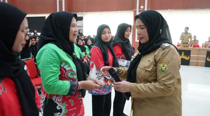 Jelan Lebaran, Eva Dwiana Bagikan THR PPPK Paruh Waktu