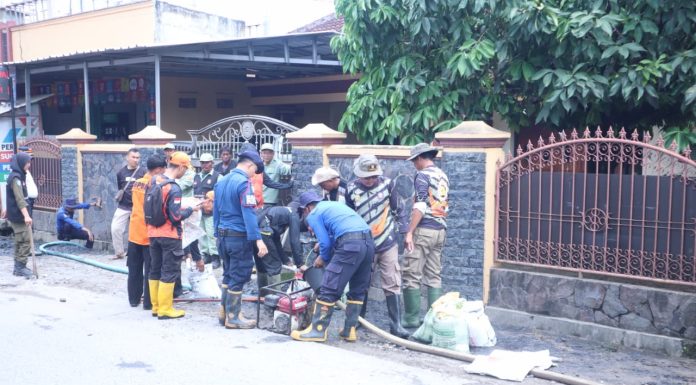 Satgas Penanggulangan Banjir Sigap Bersihkan Drainasi Pulau Singkep Bandar Lampung