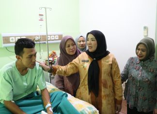 Walikota Sambangi Anggota BPBD Bandar Lampung Yang Alami Kecelakaan Ketika Jalankan Tugas Evakuasi Korban Banjir