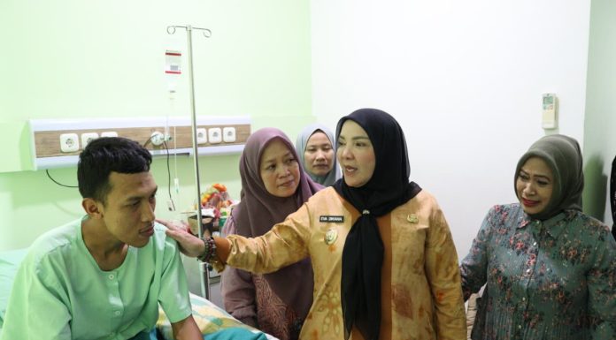 Walikota Sambangi Anggota BPBD Bandar Lampung Yang Alami Kecelakaan Ketika Jalankan Tugas Evakuasi Korban Banjir