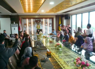 Eva Dwiana Serahkan Bantuan Sosial dan Pengobatan untuk Warga, Satu Keluarga Diberangkatkan Umrah
