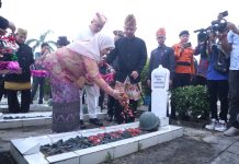 Wali Kota Beserta Jajaran Forkopimda Kota Bandar Lampung Peringati HUT Kota Bandar Lampung Dengan Ziarah Tabur Bunga Makam Pahlawan