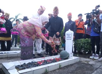 Wali Kota Beserta Jajaran Forkopimda Kota Bandar Lampung Peringati HUT Kota Bandar Lampung Dengan Ziarah Tabur Bunga Makam Pahlawan